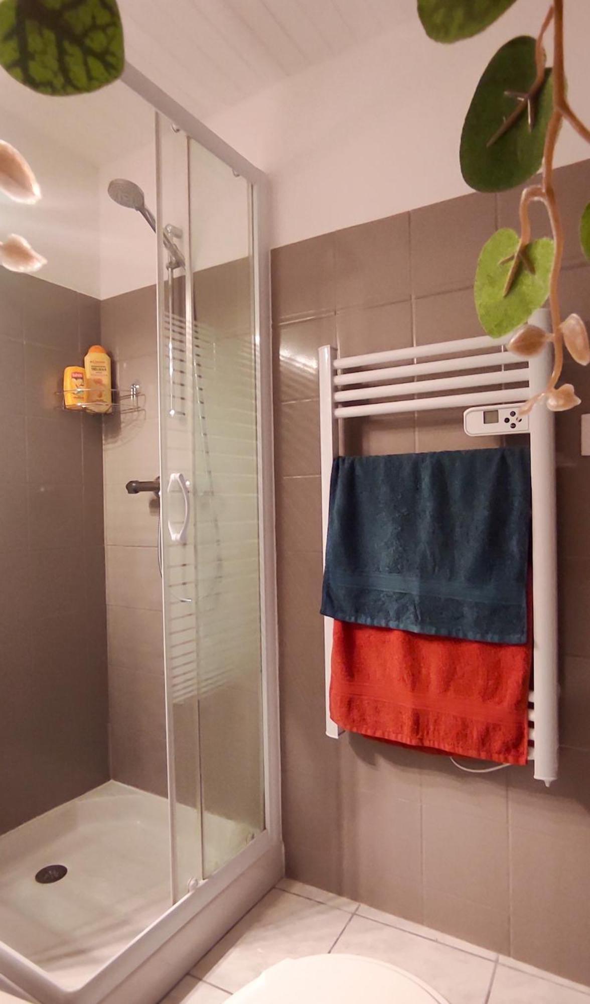 Chambre Independante Avec Salle De Bain Privee Montpezat-sous-Bauzon Luaran gambar